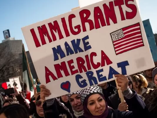 移民对发达国家的贡献，不仅仅是补充劳动力，更重要的是纳税